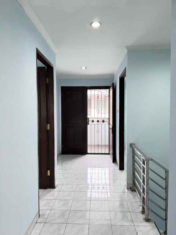 dijual rumah 2 lantai di daan mogot baru jakarta barat