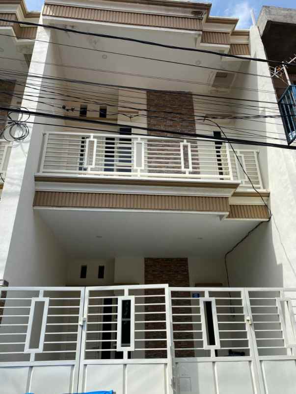 dijual rumah 2 lantai setro baru