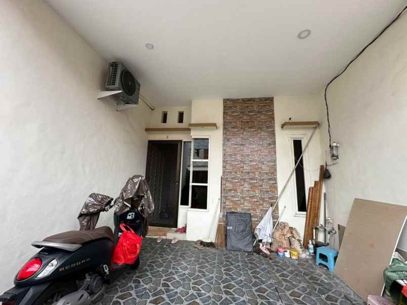 dijual rumah 2 lantai setro baru