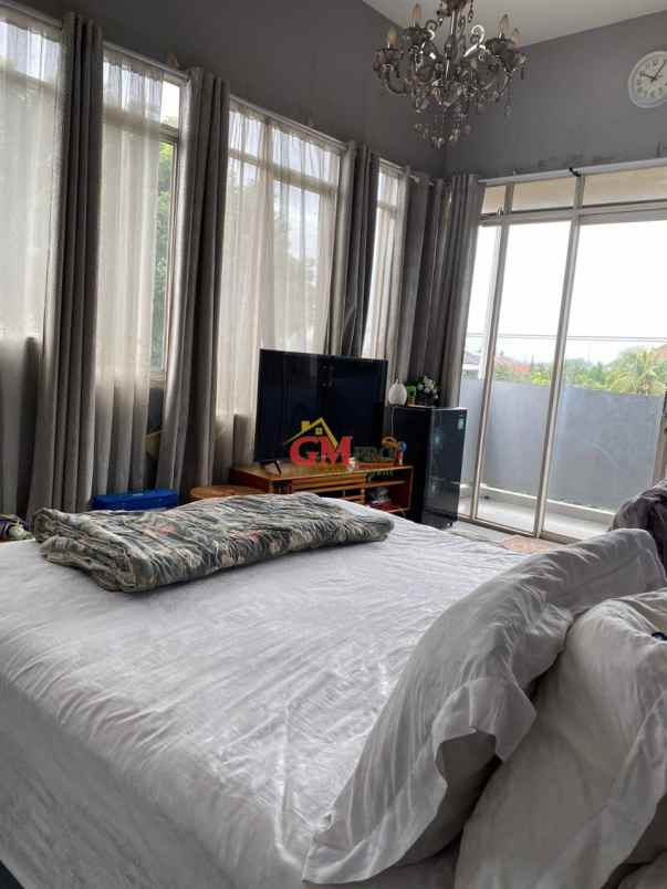 dijual rumah cigadung barat