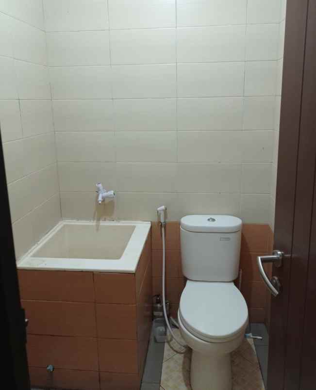 dijual rumah di cluster aralia harapan indah