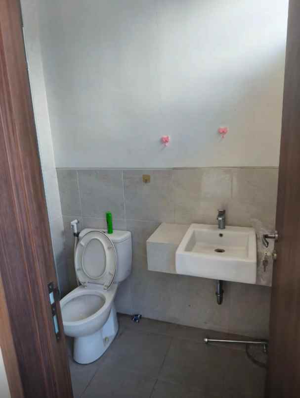 dijual rumah graha natura