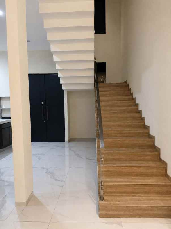 dijual rumah grand island pakuwon city