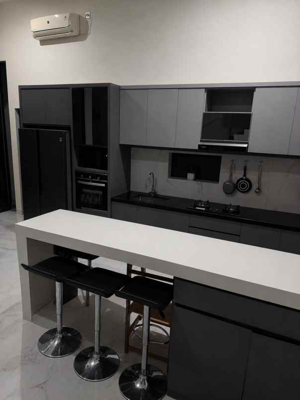 dijual rumah grand island pakuwon city