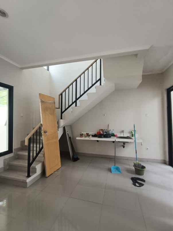 dijual rumah hook metland transyogi