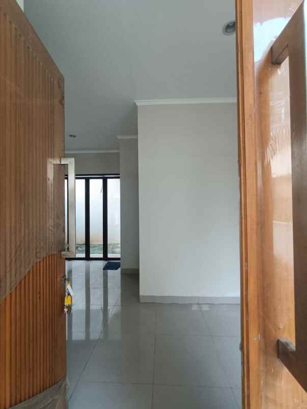 dijual rumah hook metland transyogi