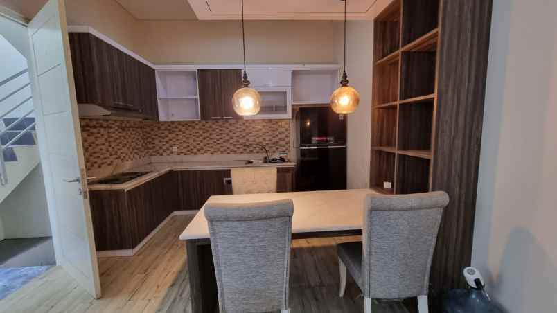 dijual rumah jalan alam hijau