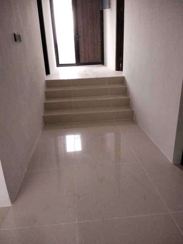 dijual rumah jalan grand pakuwon