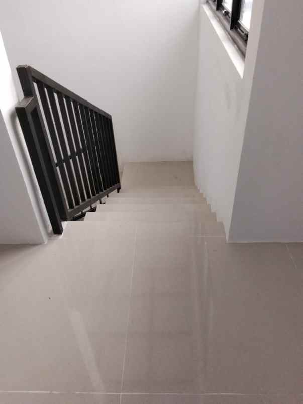 dijual rumah jalan grand pakuwon