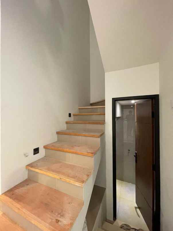 dijual rumah jalan kaliurang km 8