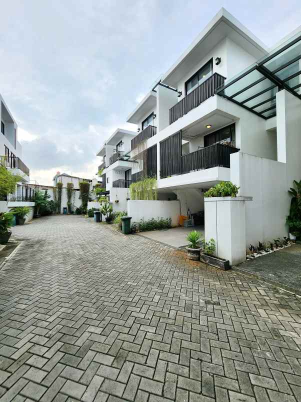 dijual rumah jalan raya kebayoran lama