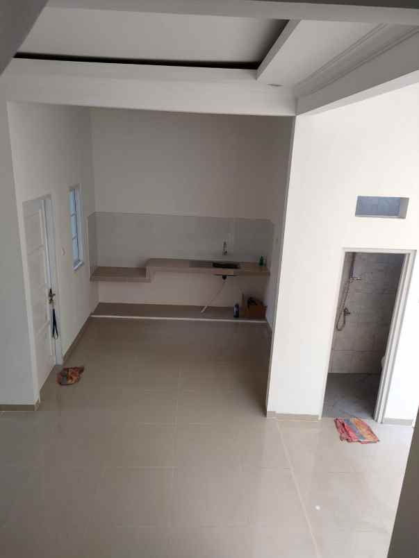 dijual rumah jalan raya komsen no 12