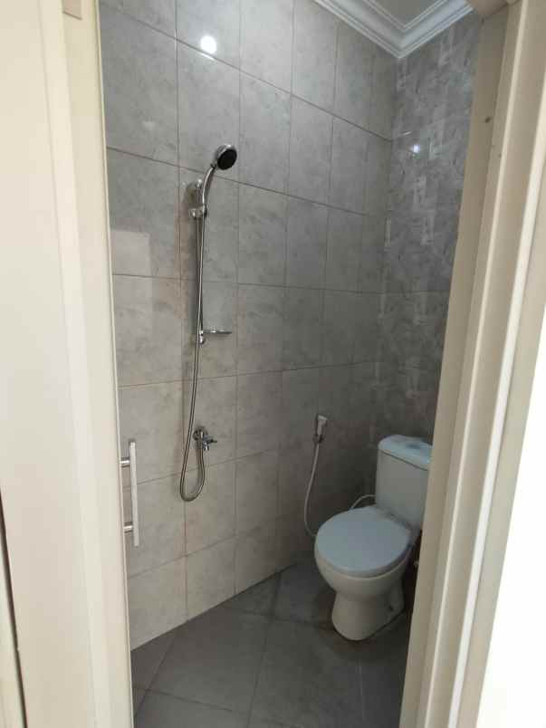 dijual rumah jalan raya komsen no 12