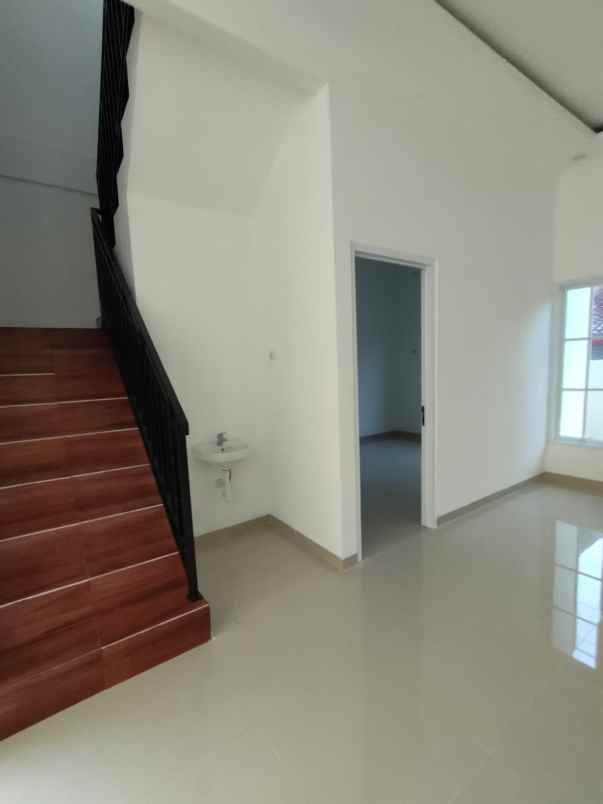 dijual rumah jalan raya komsen no 12