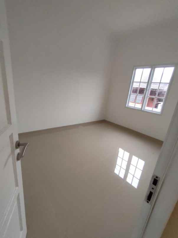 dijual rumah jalan raya komsen no 12