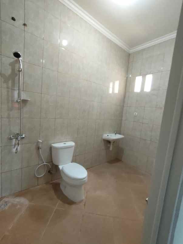 dijual rumah jalan raya komsen no 12