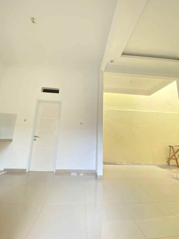 dijual rumah jalan raya komsen no 12