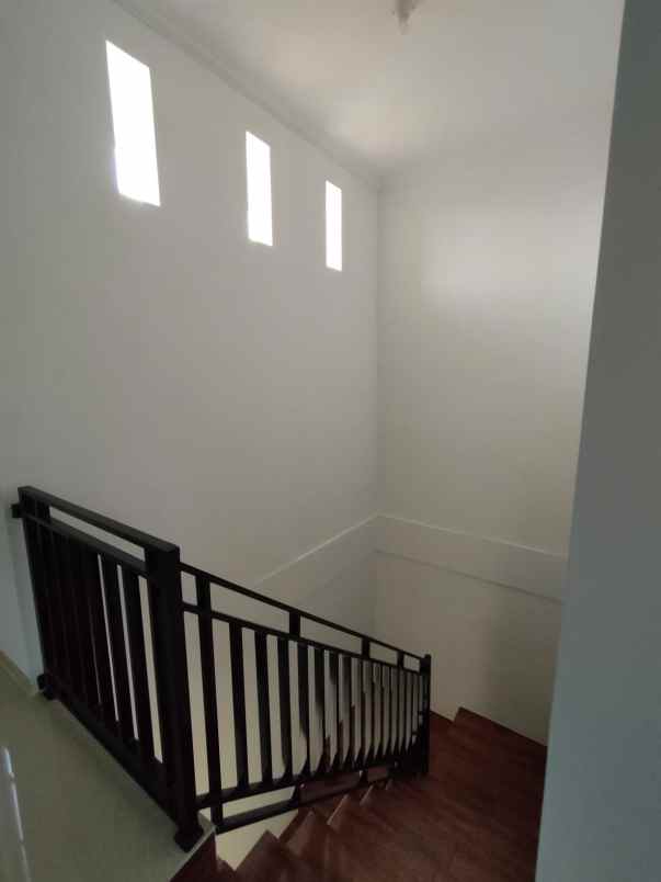 dijual rumah jalan raya komsen no 12