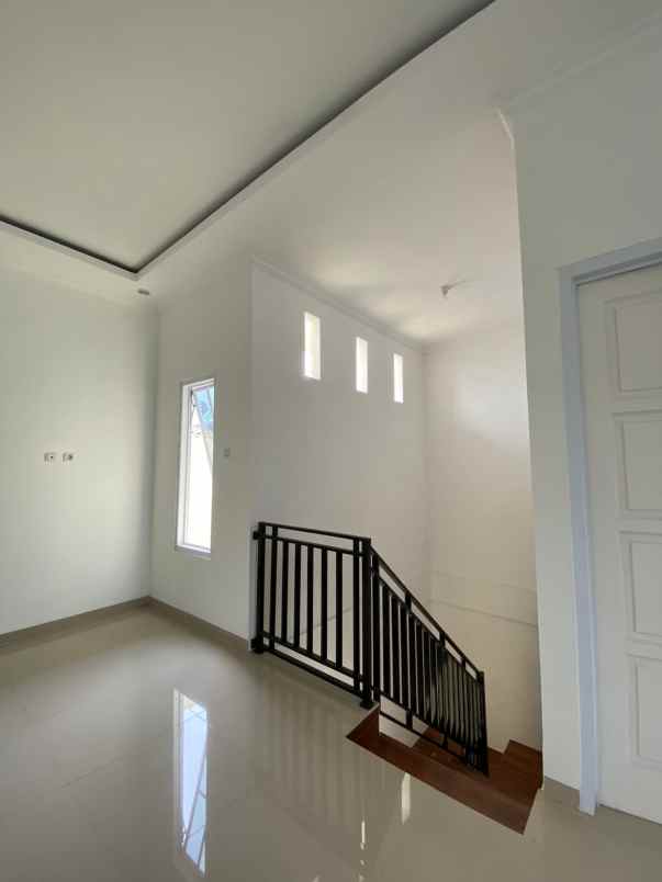 dijual rumah jalan raya komsen no 12