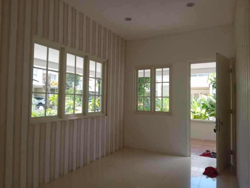 dijual rumah jalan royal residence