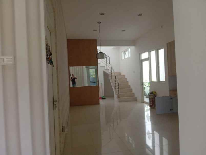dijual rumah jalan royal residence