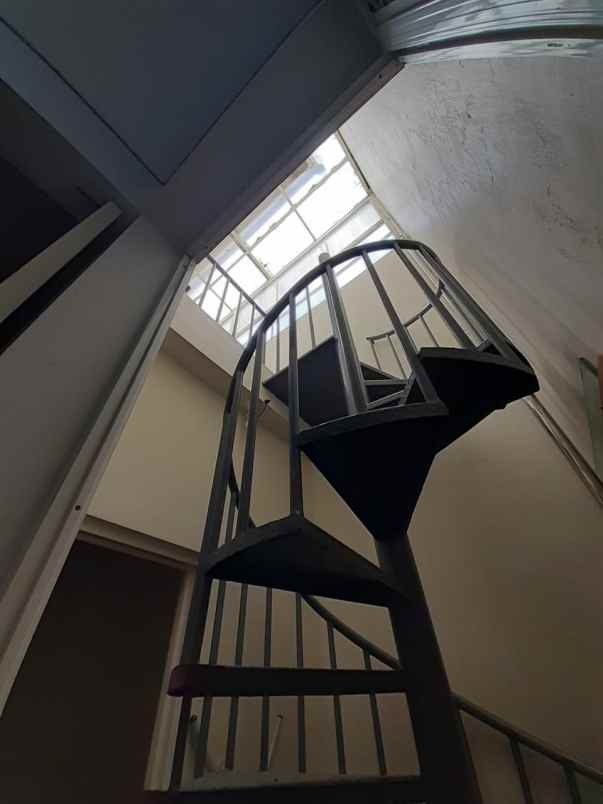 dijual rumah jalan royal residence