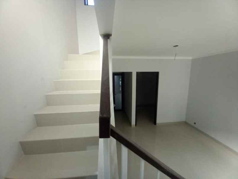 dijual rumah jl kebon kacang barat