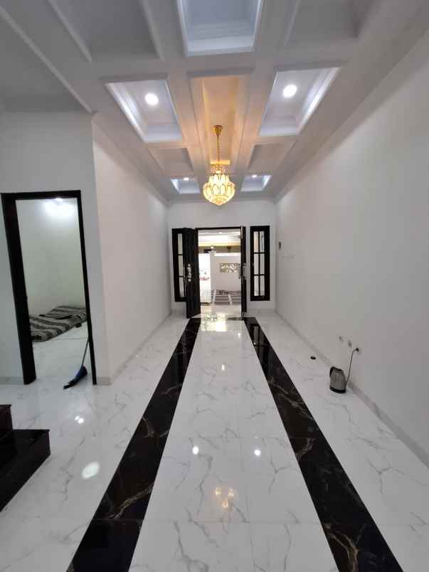 dijual rumah jl lapan kalisari