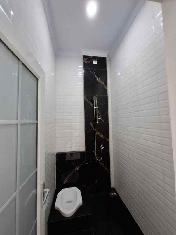 dijual rumah jl lapan kalisari