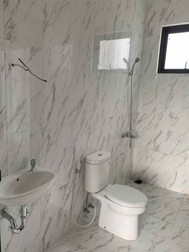 dijual rumah jl pratidina raya