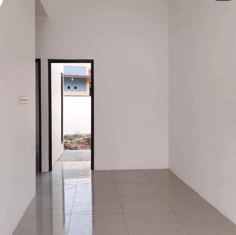 dijual rumah jl raya setu wates