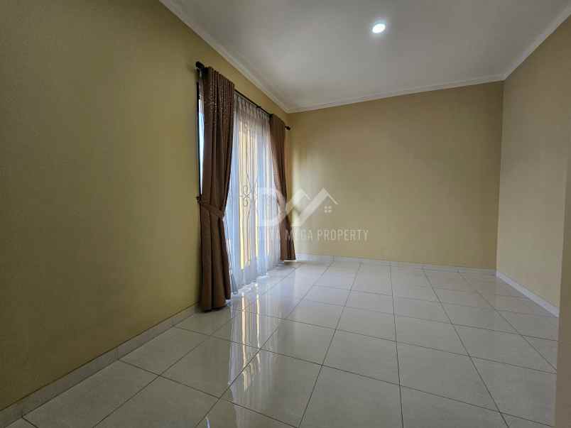 dijual rumah klub keluarga graha raya