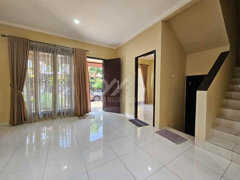 dijual rumah klub keluarga graha raya