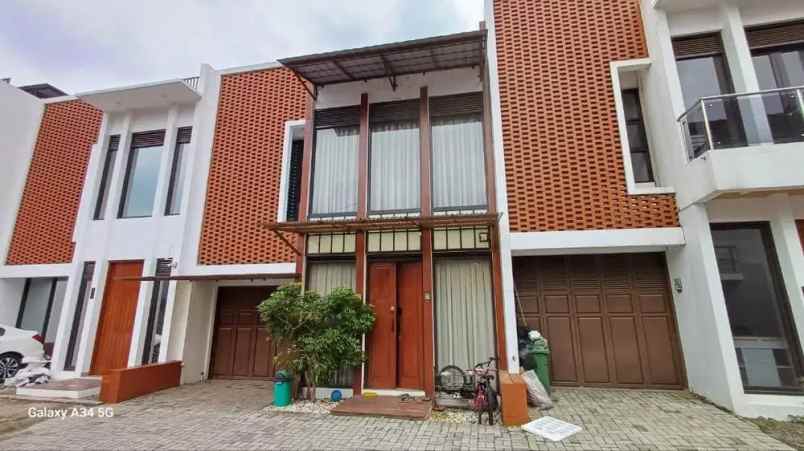 dijual rumah konsep jepang 3 lantai di dago bandung