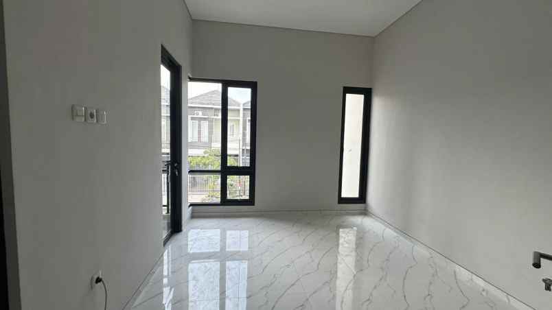 dijual rumah kutisari indah