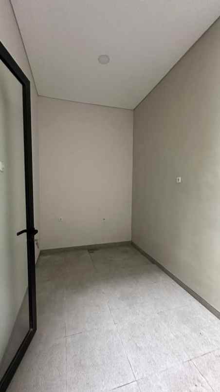 dijual rumah kutisari indah