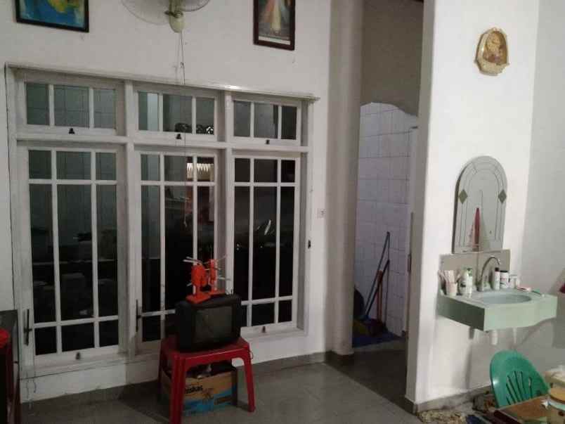 dijual rumah lantai 2 lokasi sesetan