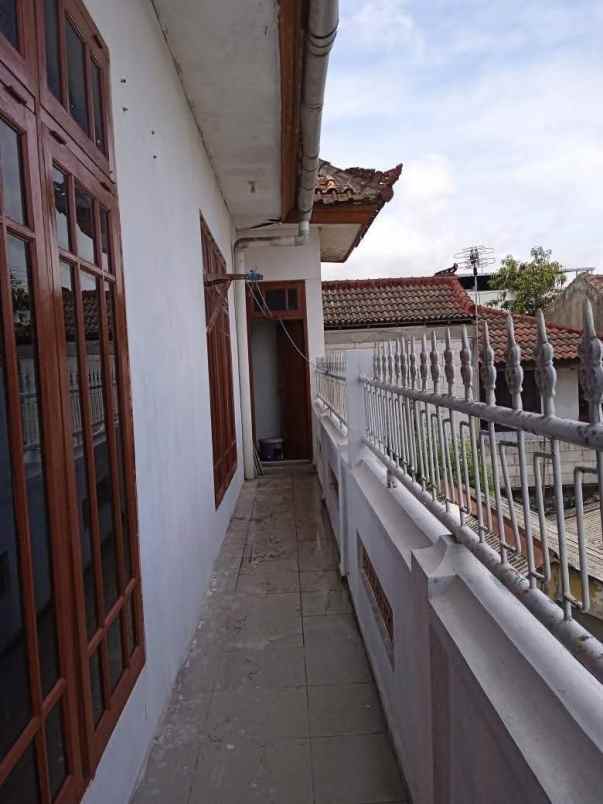 dijual rumah lantai 2 lokasi sesetan