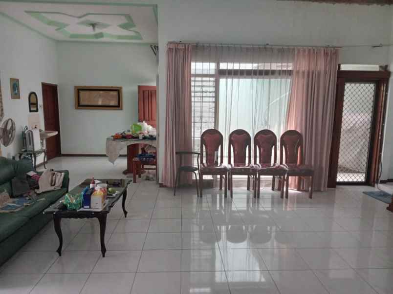 dijual rumah manyar