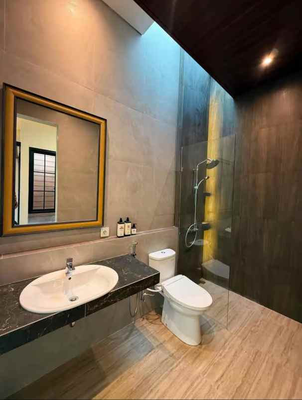 dijual rumah manyar indah