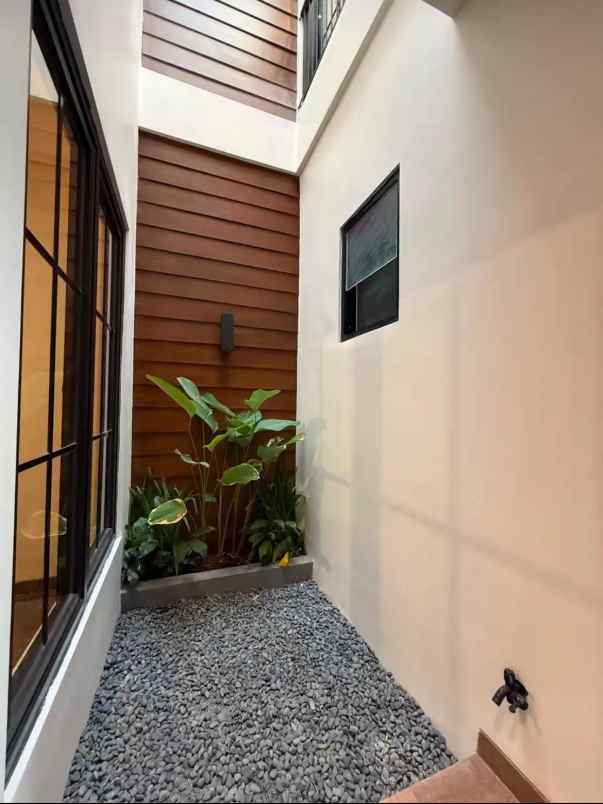 dijual rumah manyar indah