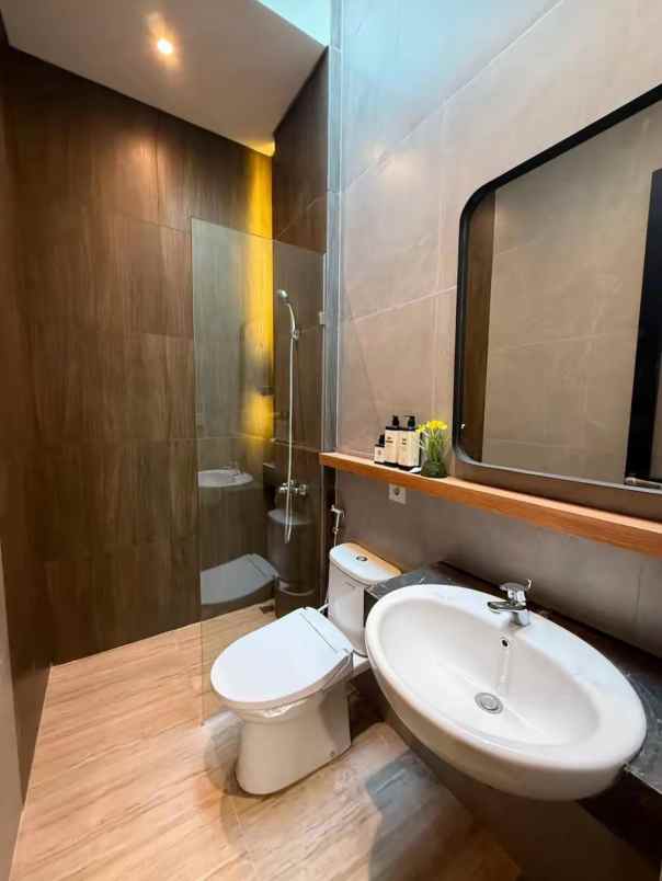 dijual rumah manyar indah