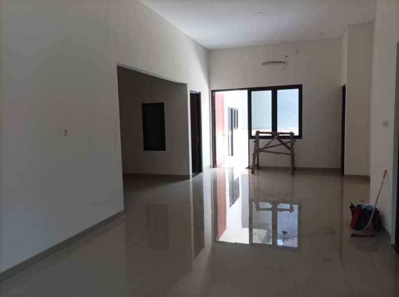 dijual rumah manyar tirtomoyo