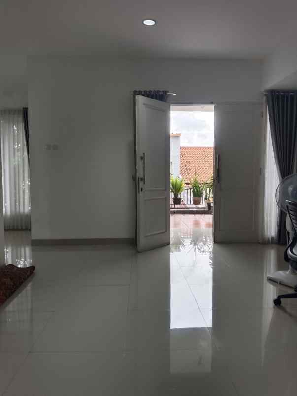 dijual rumah mewah lokasi strategis pekayon