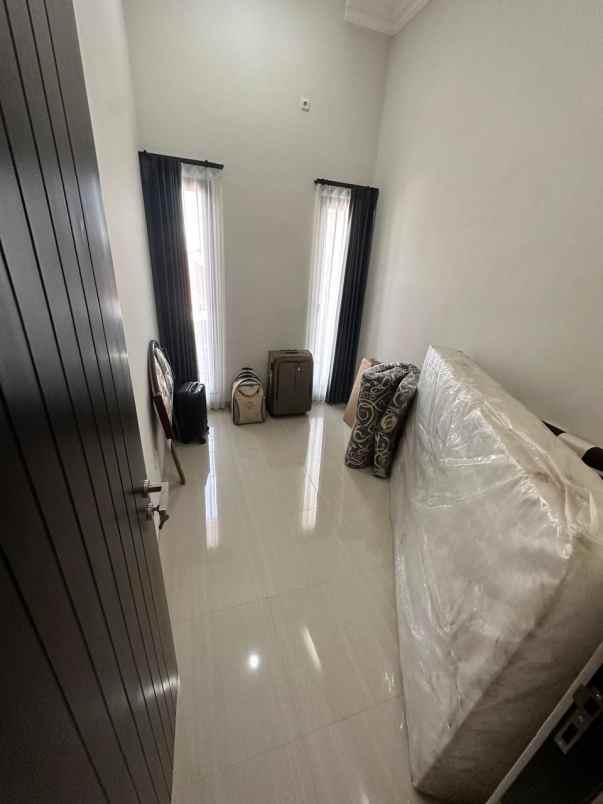 dijual rumah mulyosari prima