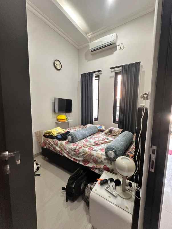dijual rumah mulyosari prima