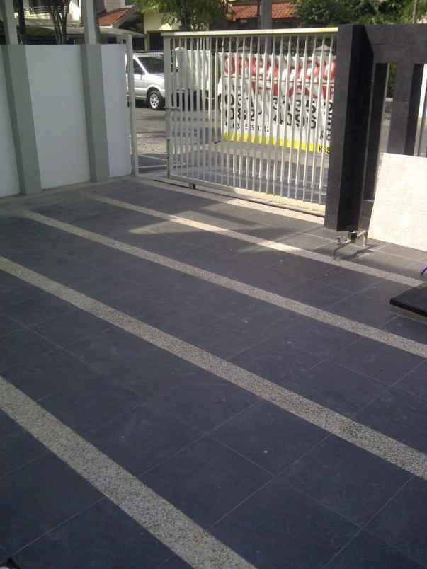 dijual rumah nginden intan