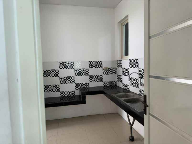 dijual rumah pakuwon city