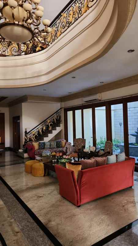 dijual rumah pakuwon city