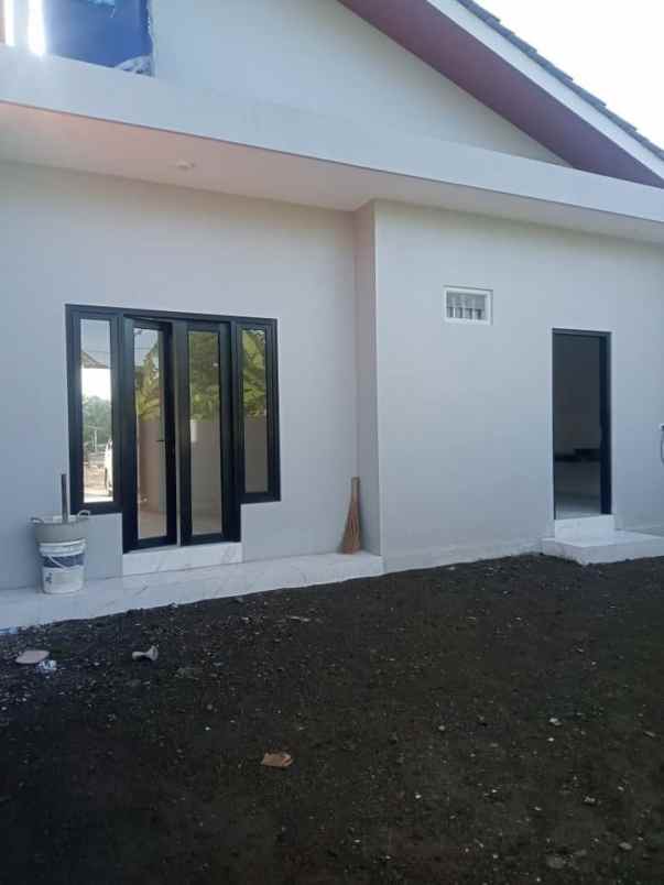 dijual rumah perumahan graha candi